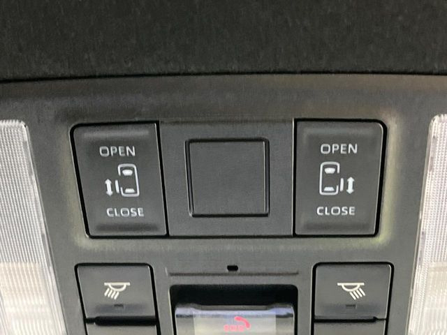 【両側パワースライドドア】スマートキーや運転席のスイッチで後席両側スライドドアの開閉が可能♪電動だから力を入れてドアを開ける必要が無く、小さなお子様でも簡単に開け閉めでき快適です♪
