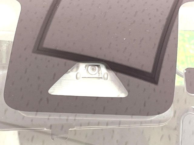 【スマートアシスト】走行中に前方の車両等を認識し、衝突しそうな時は警報とブレーキで衝突回避と被害軽減をアシスト。より安全にドライブをお楽しみいただけます。