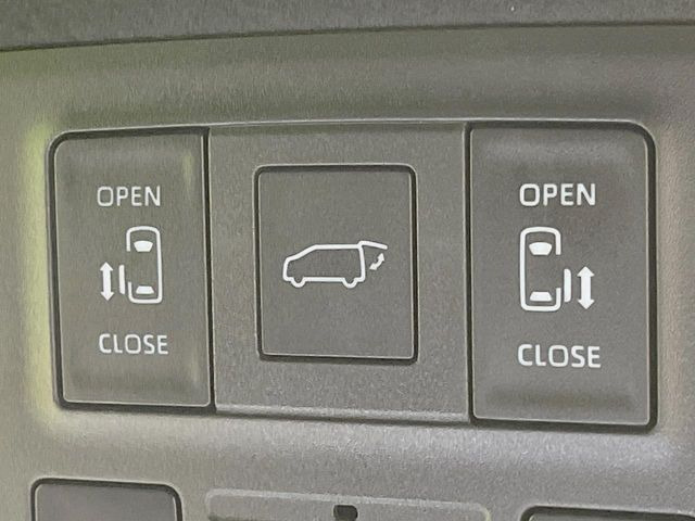 【両側パワースライドドア】スマートキーや運転席のスイッチで後席両側スライドドアの開閉が可能♪電動だから力を入れてドアを開ける必要が無く、小さなお子様でも簡単に開け閉めでき快適です♪