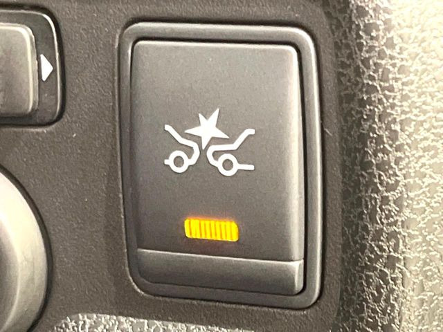 【エマージェンシーブレーキ】走行中に前方の車両等を認識し、衝突しそうな時は警報とブレーキで衝突回避と被害軽減をアシスト。より安全にドライブをお楽しみいただけます。