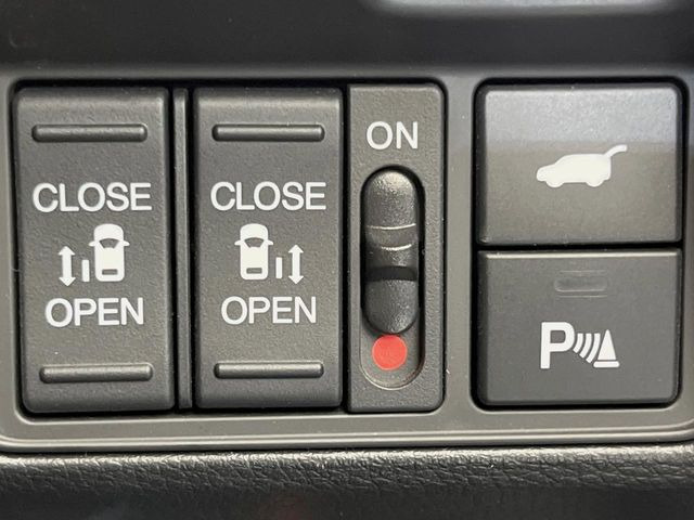 【両側パワースライドドア】スマートキーや運転席のスイッチで後席両側スライドドアの開閉が可能♪電動だから力を入れてドアを開ける必要が無く、小さなお子様でも簡単に開け閉めでき快適です♪
