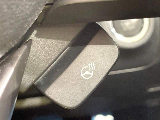 【ステアリングヒーター】冬場に冷たくなりやすい革巻きステアリングを、スイッチ一つで素早く適温に!エアコンよりも早く温まってくれるので、寒い日の運転も快適になりますね♪