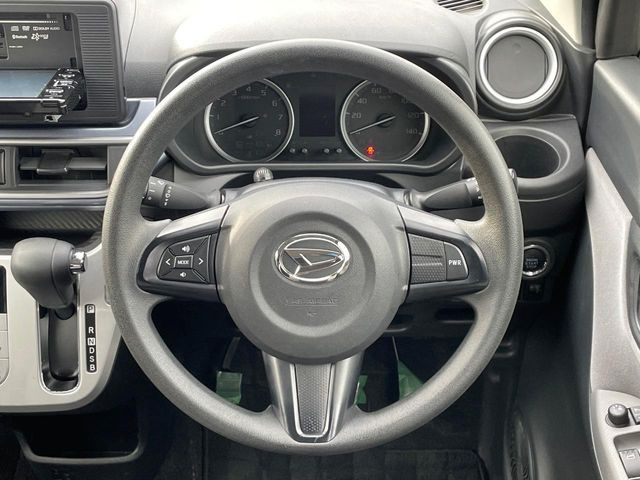 �C���e���A�ɍ��킹���f�U�C���̃X�e�A�����O�́A�^�]�������̂��Ƃ��l���A�^�]���₷���`��A�傫���ł��B�����x�A���ۂɐG���Ă��m���߂��������B