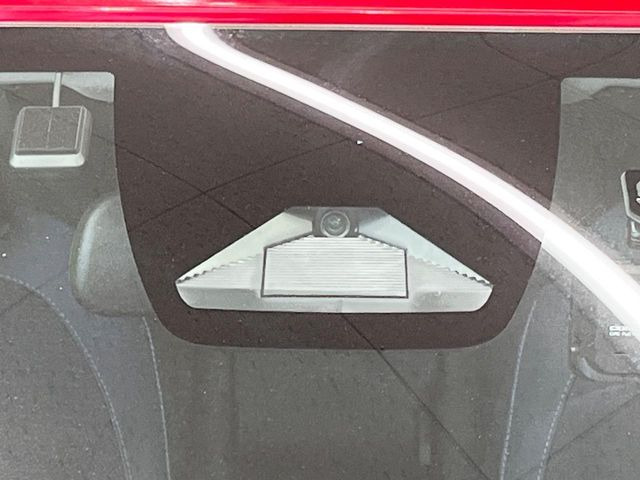 【ホンダセンシング】走行中に前方の車両等を認識し、衝突しそうな時は警報とブレーキで衝突回避と被害軽減をアシスト。より安全にドライブをお楽しみいただけます。