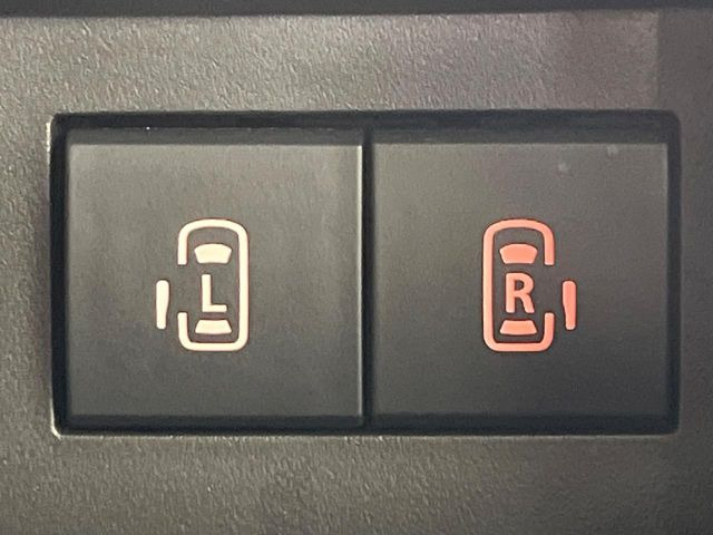 【両側パワースライドドア】スマートキーや運転席のスイッチで後席両側スライドドアの開閉が可能♪電動だから力を入れてドアを開ける必要が無く、小さなお子様でも簡単に開け閉めでき快適です♪