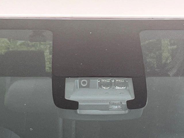 【トヨタセーフティセンス】走行中に前方の車両等を認識し、衝突しそうな時は警報とブレーキで衝突回避と被害軽減をアシスト。より安全にドライブをお楽しみいただけます。