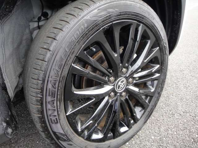 ★特別使用車Z&rsquo;URBANO専用装備★215/50R18タイヤ&18インチアルミホイール(グロスブラック?塗装/センターオーナメント付)
