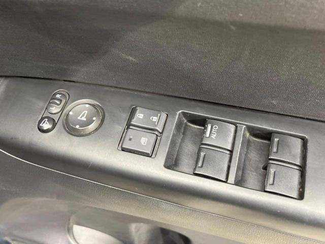 【電動格納ミラー】サイドミラーは電動格納式となっており、狭い駐車場でもキズがつくリスクを抑えられます。