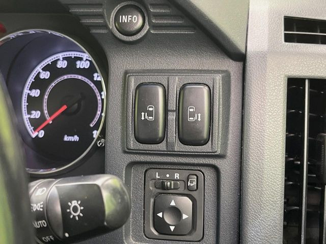 【両側パワースライドドア】スマートキーや運転席のスイッチで後席両側スライドドアの開閉が可能♪電動だから力を入れてドアを開ける必要が無く、小さなお子様でも簡単に開け閉めでき快適です♪