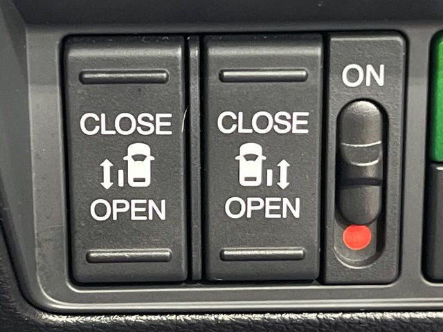 【両側パワースライドドア】スマートキーや運転席のスイッチで後席両側スライドドアの開閉が可能♪電動だから力を入れてドアを開ける必要が無く、小さなお子様でも簡単に開け閉めでき快適です♪