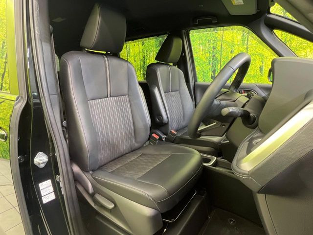 運転席シート廻りは使用感も少なく、良好な状態となっています。丁寧に使われていたことがよくわかりますね。