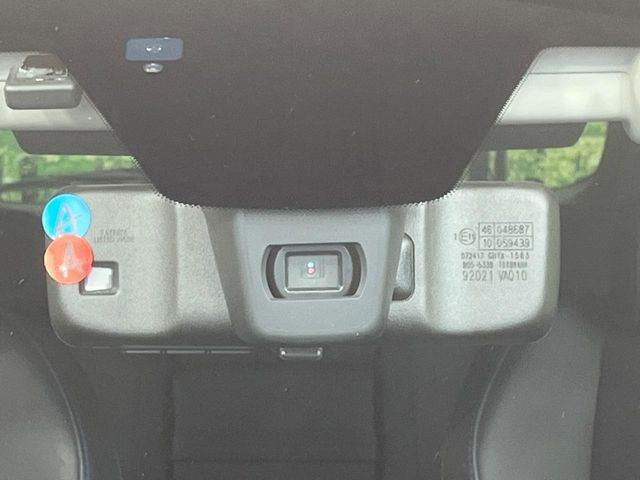 【アイサイト】前方の車両等を検知し、衝突しそうな時は警報で注意を促し、ブレーキを踏む力をサポート。ブレーキを踏めなかった場合は衝突被害軽減ブレーキが作動、衝突回避をサポートします。