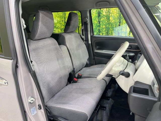 運転席シート廻りは使用感も少なく、良好な状態となっています。前オーナー様が丁寧に使っていたことがよくわかりますね。