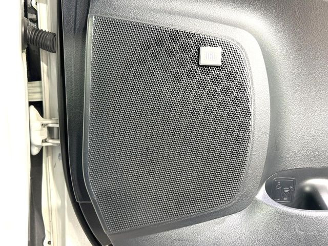 【JBLサウンドシステム】高度なチューニング能力が搭載されており、高音質な音楽をお楽しみいただけます♪