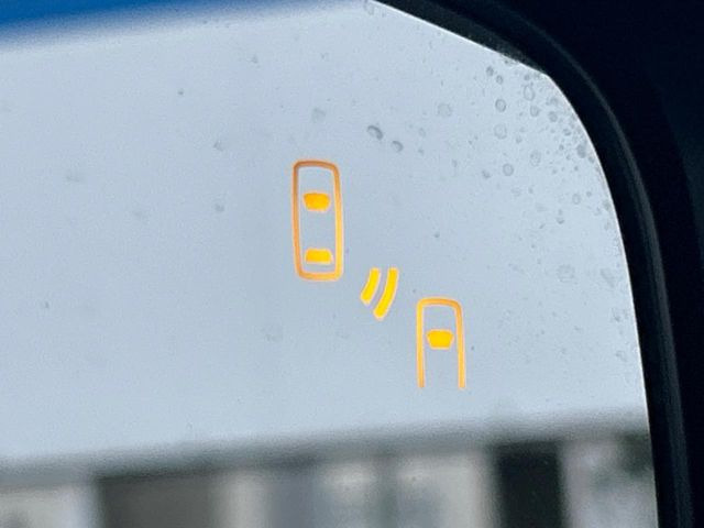 【リヤビークルディティクション】走行中、ドアミラーの死角になりやすい箇所に後続車が接近するとサイドミラー付近に警告を表示、ドライバーに注意喚起と、万一の際はハンドル操作をアシストをします。
