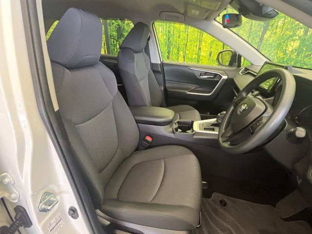 運転席シート廻りは使用感も少なく、良好な状態となっています。前オーナー様が丁寧に使っていたことがよくわかりますね。