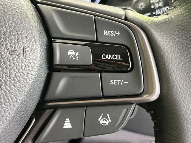 【アダプティブクルーズコントロール】高速道路での長距離走行が楽に!!自動で速度を保つクルーズコントロールが、衝突軽減システムと連携し、前方の車両を感知して車間を保つように速度調節してくれます!!