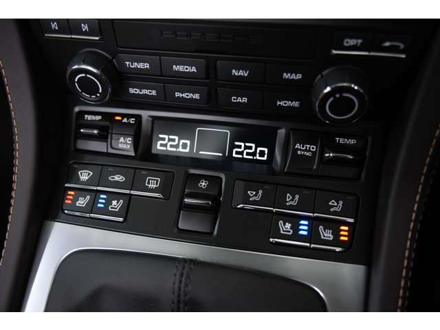 GTS4.0専用装備だけでなく、シートヒーターやベンチレーターといった快適装備までオプションで選択されております。