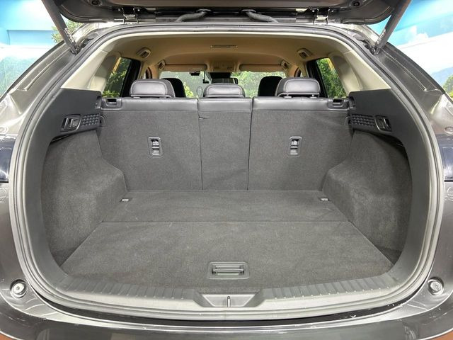 積み下ろしのしやすいデッキにはたっぷりと荷物を積み込んでいただけます。遊びから仕事まで、様々なシーンで頼れます♪