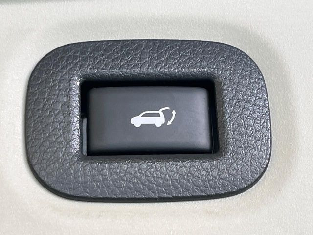 【パワーバックドア】スマートキーや運転席のボタンを押すだけでリアゲートが自動で開閉します!荷物を持っている時や、高い位置にあるバックドアを閉める際に便利な機能です♪