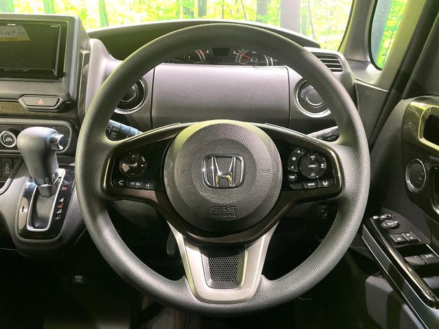 インテリアに合わせたデザインのステアリングは、運転される方のことも考え、運転しやすい形状、大きさです。是非一度、実際に触ってお確かめください。