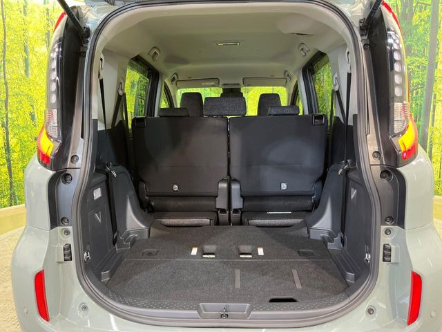 後席を格納すると、これだけの広さが!シーンに合わせたシートアレンジで、大きな荷物も積むことが出来ます♪