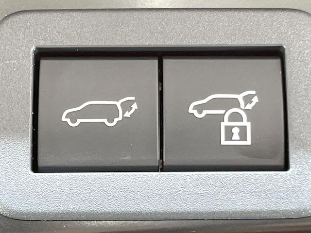 【パワーバックドア】スマートキーや運転席のボタンを押すだけでリアゲートが自動で開閉します!荷物を持っている時や、高い位置にあるバックドアを閉める際に便利な機能です♪