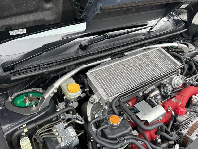 【STIタワーバー】お車の剛性を高めるタワーバーを装備。よりスムーズなコーナリング走行が可能となり、走りも楽しめます。