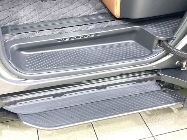 【電動サイドステップ】車高の高いお車でも、これがあれば小さいお子様の乗り降りも楽々♪スライドドアと連動して作動する為、煩わしい操作は不要です!
