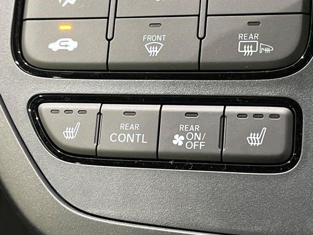 【シートヒーター】寒い日に重宝するシートヒーター!エアコンより早く温まってくれるので寒がりの人も安心ですね♪エアコンの温風は乾燥するから苦手、という方にもをおすすめです。