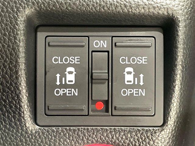 【両側パワースライドドア】スマートキーや運転席のスイッチで後席両側スライドドアの開閉が可能♪電動だから力を入れてドアを開ける必要が無く、小さなお子様でも簡単に開け閉めでき快適です♪