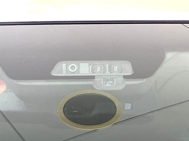 【三菱e-Assist】走行中に前方の車両等を認識し、衝突しそうな時は警報とブレーキで衝突回避と被害軽減をアシスト。より安全にドライブをお楽しみいただけます。