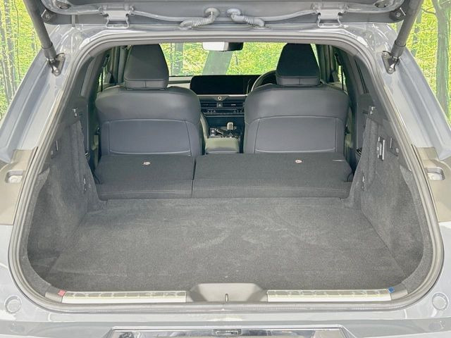 後席を格納すると、これだけの広さが!シーンに合わせたシートアレンジで、大きな荷物も積むことが出来ます♪