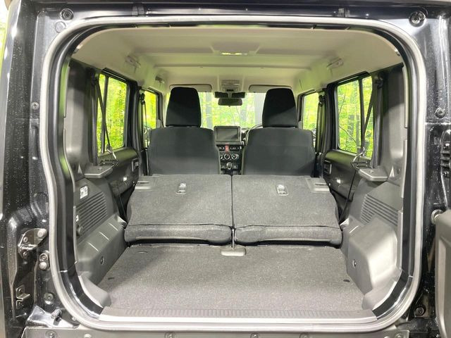 普段のお買い物や通勤、送迎等に十分な荷室スペースを確保しております。セカンドシートを倒すと、大きな荷物の積載も可能です♪