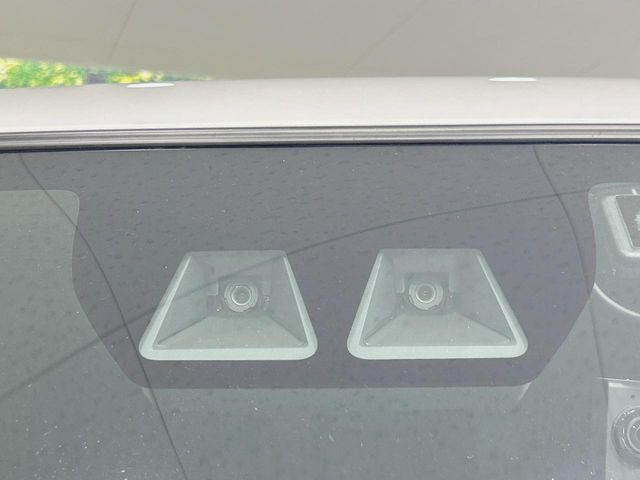 【スマートアシスト】走行中に前方の車両等を認識し、衝突しそうな時は警報とブレーキで衝突回避と被害軽減をアシスト。より安全にドライブをお楽しみいただけます。