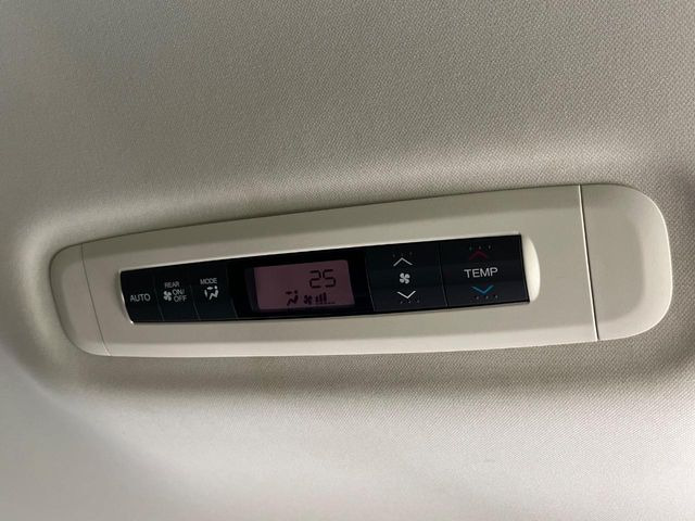 【リアオートエアコン】広い後部座席には必須の機能!風量や温度を自動で調整し前席と同様な車内環境にしてくれるリアオートエアコンを装備。夏の暑さも冬の寒さもストレスなく快適にお過ごしいただけます♪