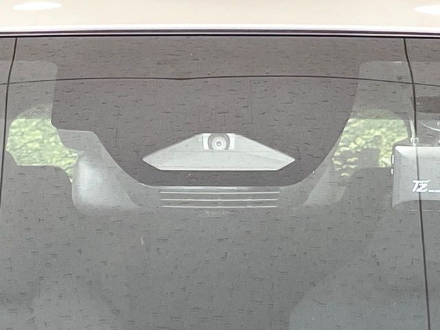 【トヨタセーフティセンス】走行中に前方の車両等を認識し、衝突しそうな時は警報とブレーキで衝突回避と被害軽減をアシスト。より安全にドライブをお楽しみいただけます。