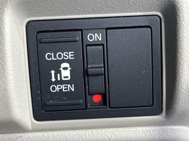 【パワースライドドア】スマートキーや運転席のスイッチでスライドドアの開閉が可能♪電動だから力を入れてドアを開ける必要が無く、小さいお子様でも、重い荷物を持っている時もラクに開け閉めできます♪