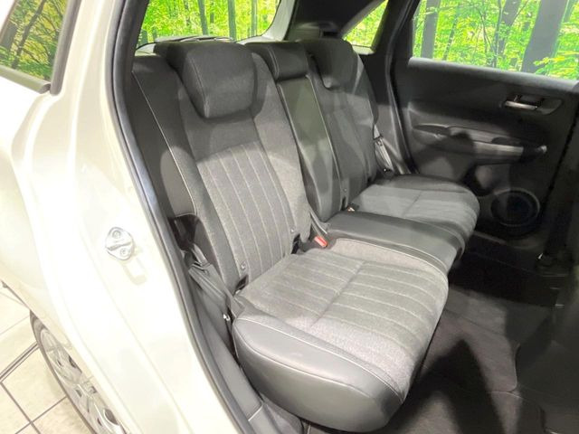 コンパクトカーですが、セカンドシートは十分な広さがあり快適にお乗りいただけます♪シートを倒して大きな荷物を積んだりと、用途の幅が広い1台です。