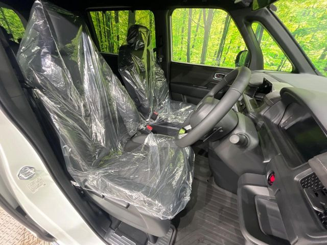 運転席まわりには十分なスペースがあり、大柄な方でもゆったり運転していただける環境です。