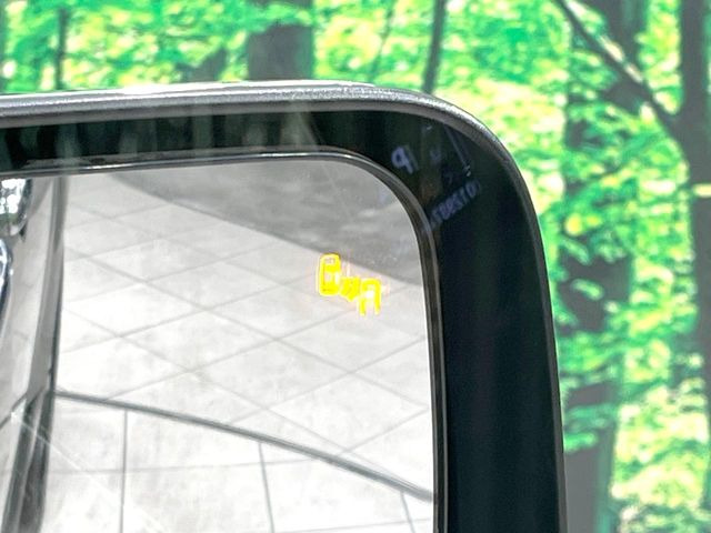 【ブラインドスポットワーニング】走行中、ドアミラーの死角になりやすい箇所に後続車が接近するとサイドミラー付近に警告を表示、ドライバーに注意喚起をしてくれます。