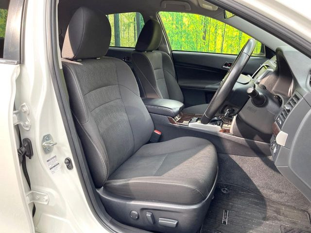 運転席シート廻りは使用感も少なく、良好な状態となっています。前オーナー様が丁寧に使っていたことがよくわかりますね。