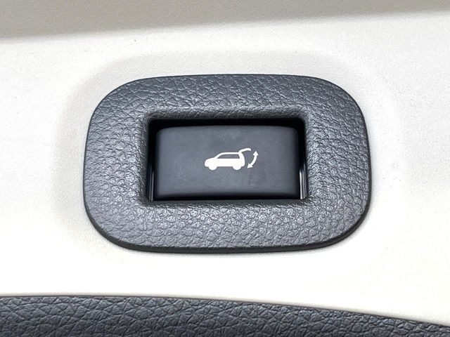 【パワーバックドア】スマートキーや運転席のボタンを押すだけでリアゲートが自動で開閉します!荷物を持っている時や、高い位置にあるバックドアを閉める際に便利な機能です♪