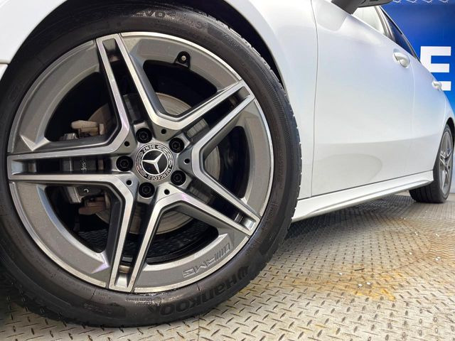 ●純正18インチアルミホイール:輸入車ならではの卓越した走りを支えるホイールと足回りです!日本車の走りに慣れている方にもぜひ体感して頂きたいほど、高いレベルでまとまっています!