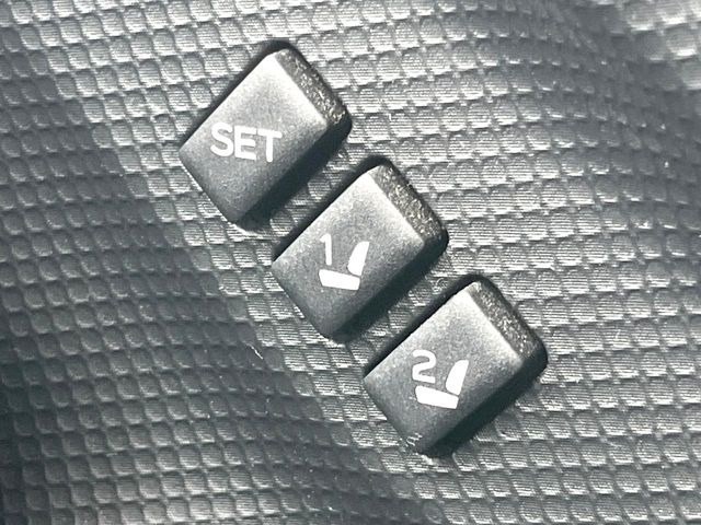 【メモリー機能付きパワーシート】ドライバーごとに設定したシート位置を記憶して、ボタン一つで切り替えできる便利な機能!運転する方が複数名いらっしゃるご家庭におすすめです♪