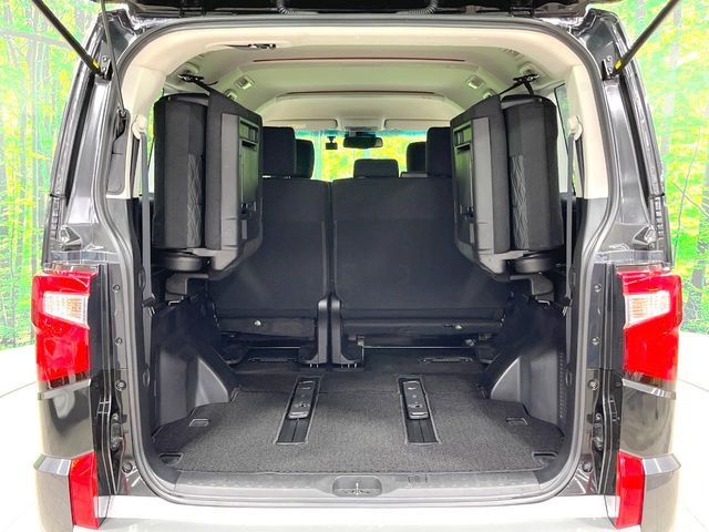普段のお買い物や通勤、送迎等に十分な荷室スペースを確保しております。セカンドシートを倒すと、大きな荷物の積載も可能です♪