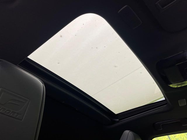 【サンルーフ】開放感たっぷりの希少装備、サンルーフが装着されています!車内に明かりを取り入れたり景色を楽しむ以外にも、車内の空気も簡単に換気できて快適です!