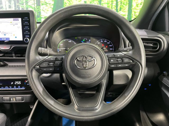 インテリアに合わせたデザインのステアリングは、運転される方のことも考え、運転しやすい形状、大きさです。是非一度、実際に触ってお確かめください。