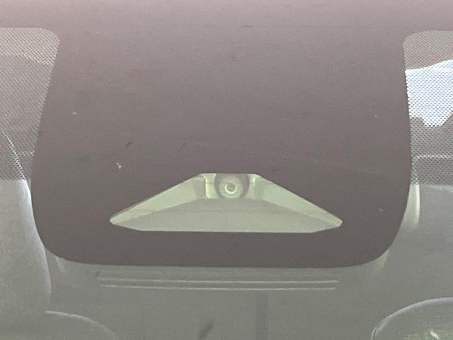【トヨタセーフティセンス】走行中に前方の車両等を認識し、衝突しそうな時は警報とブレーキで衝突回避と被害軽減をアシスト。より安全にドライブをお楽しみいただけます。