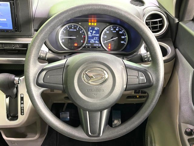 インテリアに合わせたデザインのステアリングは、運転される方のことも考え、運転しやすい形状、大きさです。是非一度、実際に触ってお確かめください。